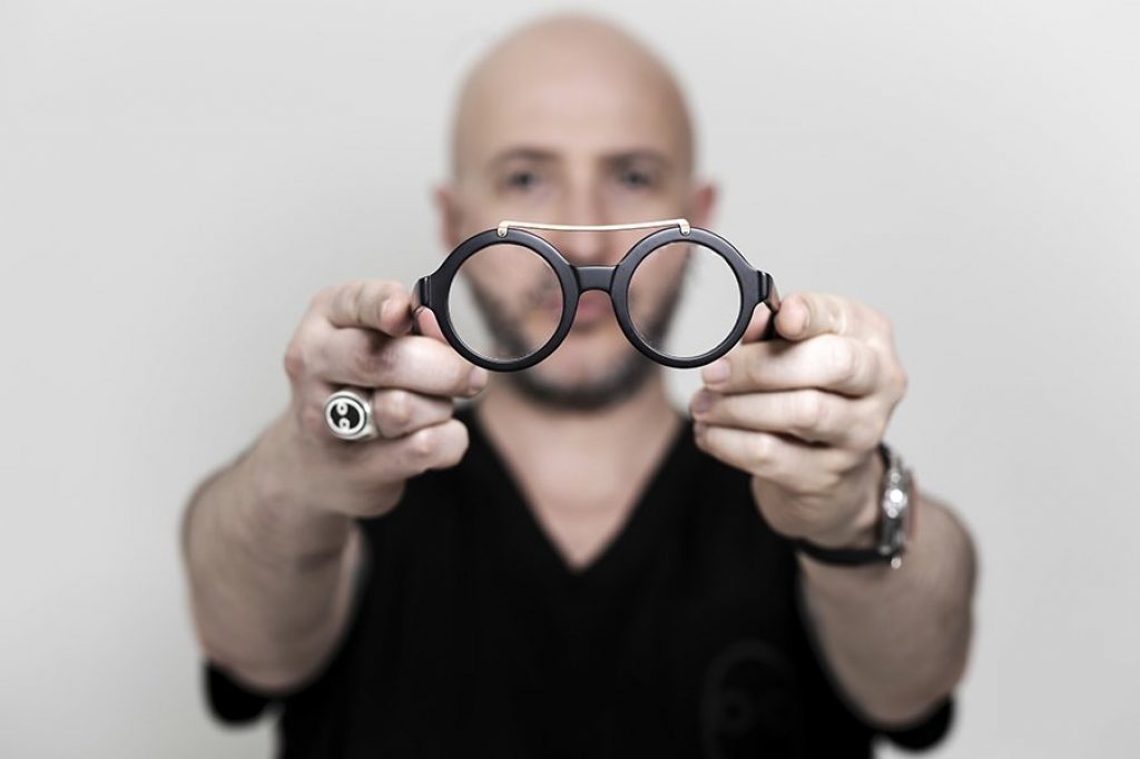 Saturnino Celani: “Vi racconto i miei occhiali a ritmo di musica!” | BCOOL